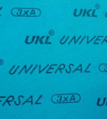 พื้นผิวสีฟ้าอ่อน มีตัวอักษรสีดำพิมพ์ซ้ำๆ กัน ประกอบด้วยคำว่า 'UKL' พร้อมสัญลักษณ์วงกลม R เล็กๆ ด้านบนขวา, คำว่า 'UNIVERSAL', และสัญลักษณ์ '(3xA)' ที่อยู่ในวงกลมรี
