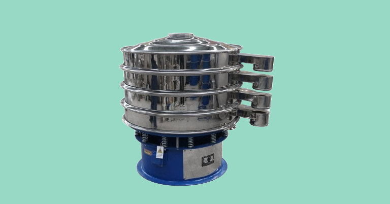 เครื่องร่อนแบบสั่นสะเทือนอัลตราโซนิก (Ultrasonic Vibrating Screen) ทำจากสแตนเลสสตีล มีตะแกรงร่อนซ้อนกันหลายชั้น ตั้งอยู่บนฐานสีน้ำเงิน มีระบบสั่นสะเทือนและระบบอัลตราโซนิกเพื่อเพิ่มประสิทธิภาพในการคัดแยกวัสดุ